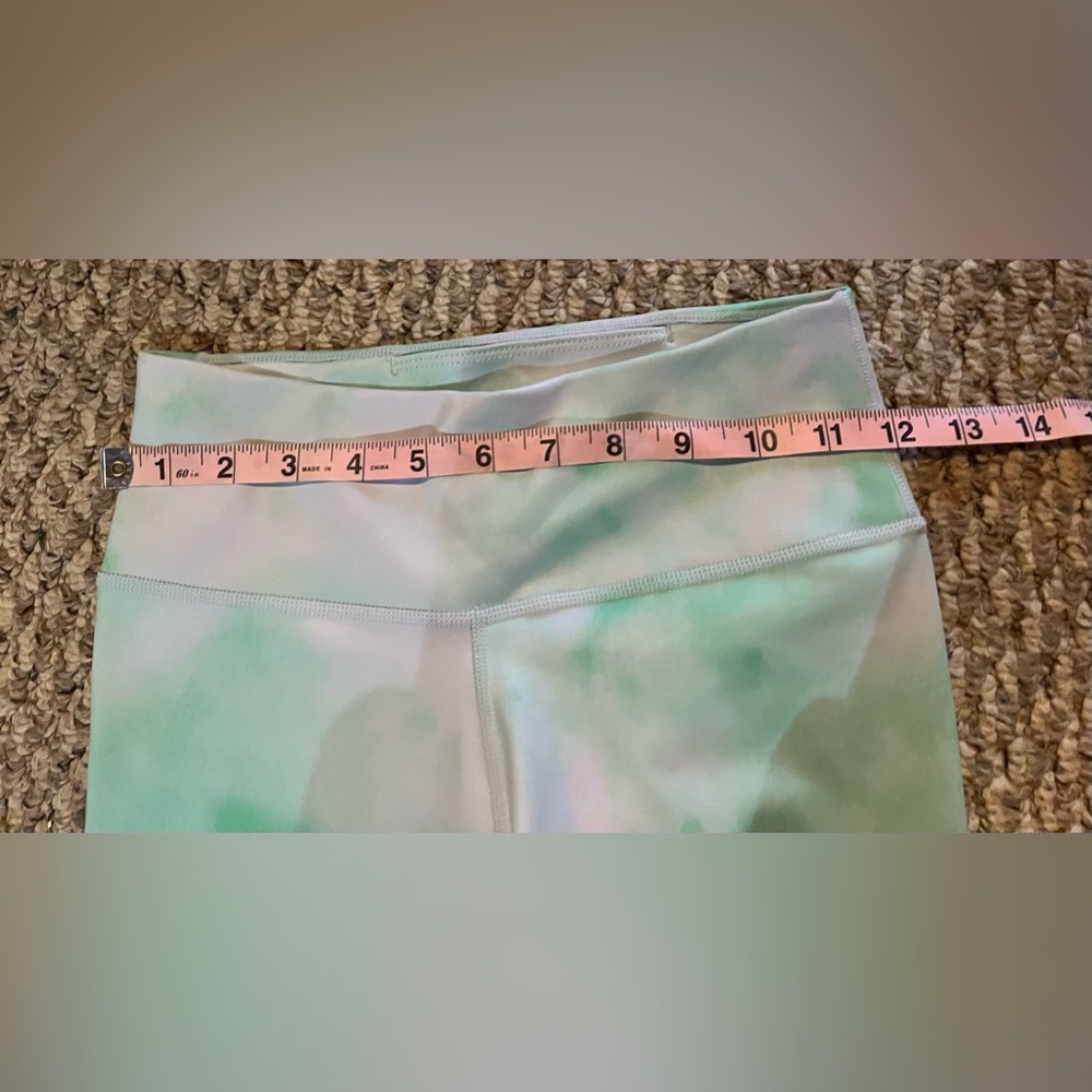 Like-New Nike Women’s size XS Green & White Tie-Dye Athletic Leggings - Picture 11 of 12